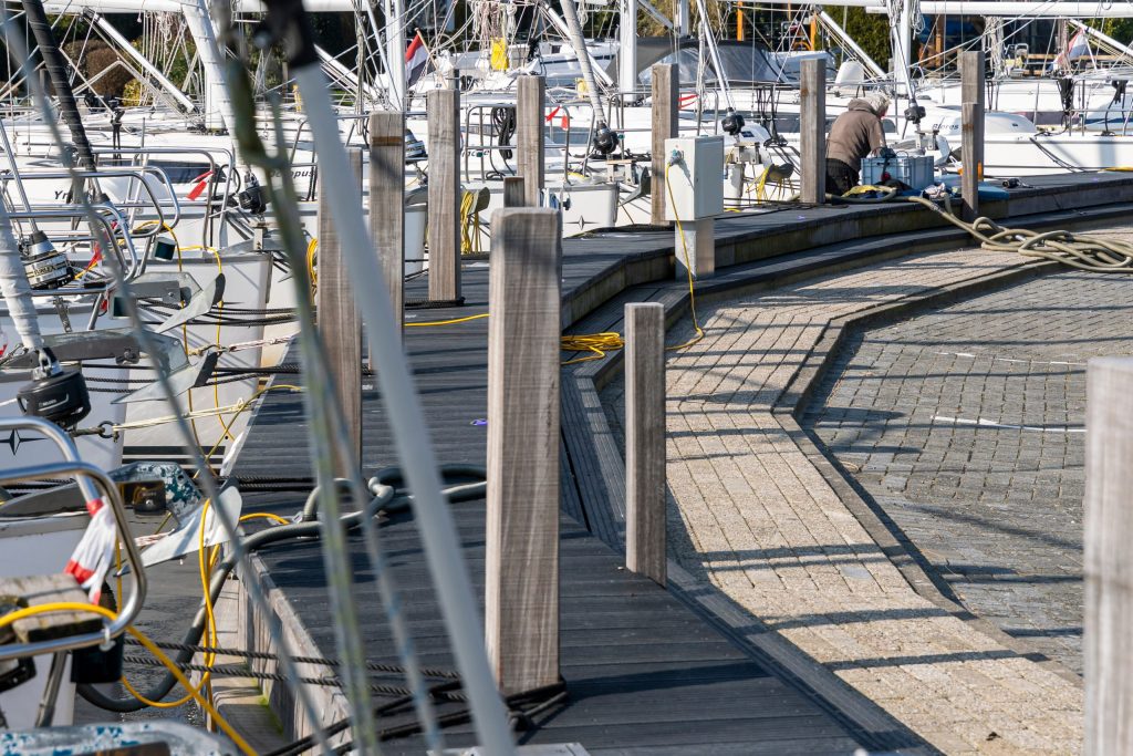 Steigerconstructie met railsysteem en gebogen onderdelen voor waterwerk infrastructuur aanleg