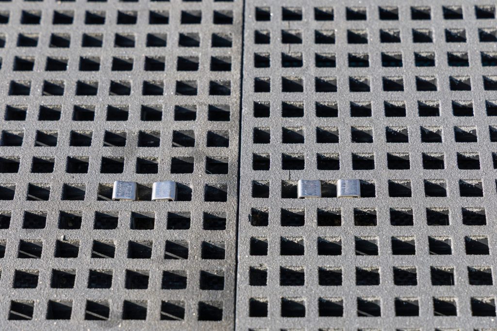 Betonnen grindplaten met open structuur voor waterdoorlatende verharding en grasbescherming
